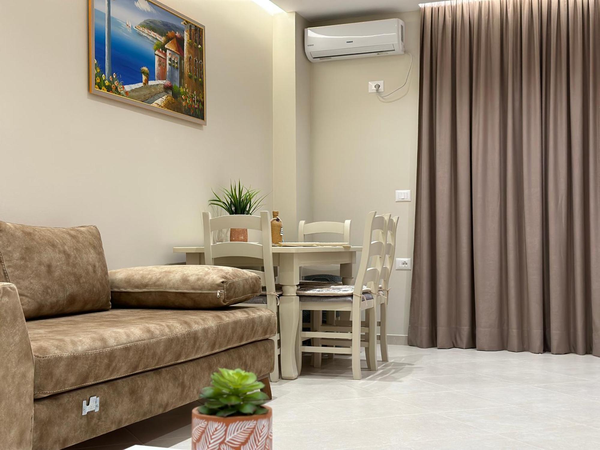 Beachfront Apartment With Balcony Vlore Luaran gambar