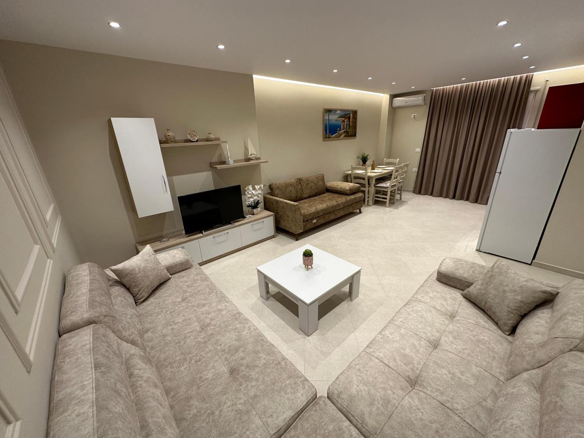 Beachfront Apartment With Balcony Vlore Luaran gambar