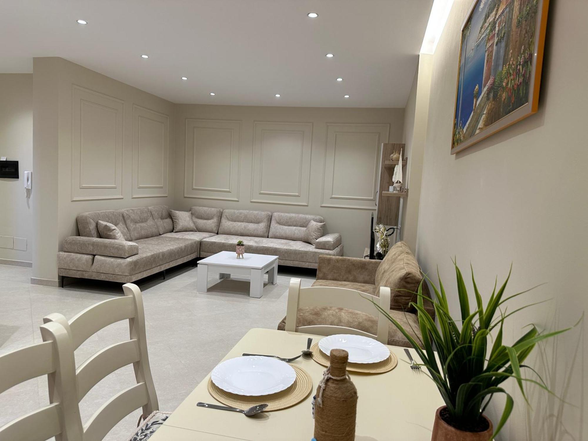 Beachfront Apartment With Balcony Vlore Luaran gambar
