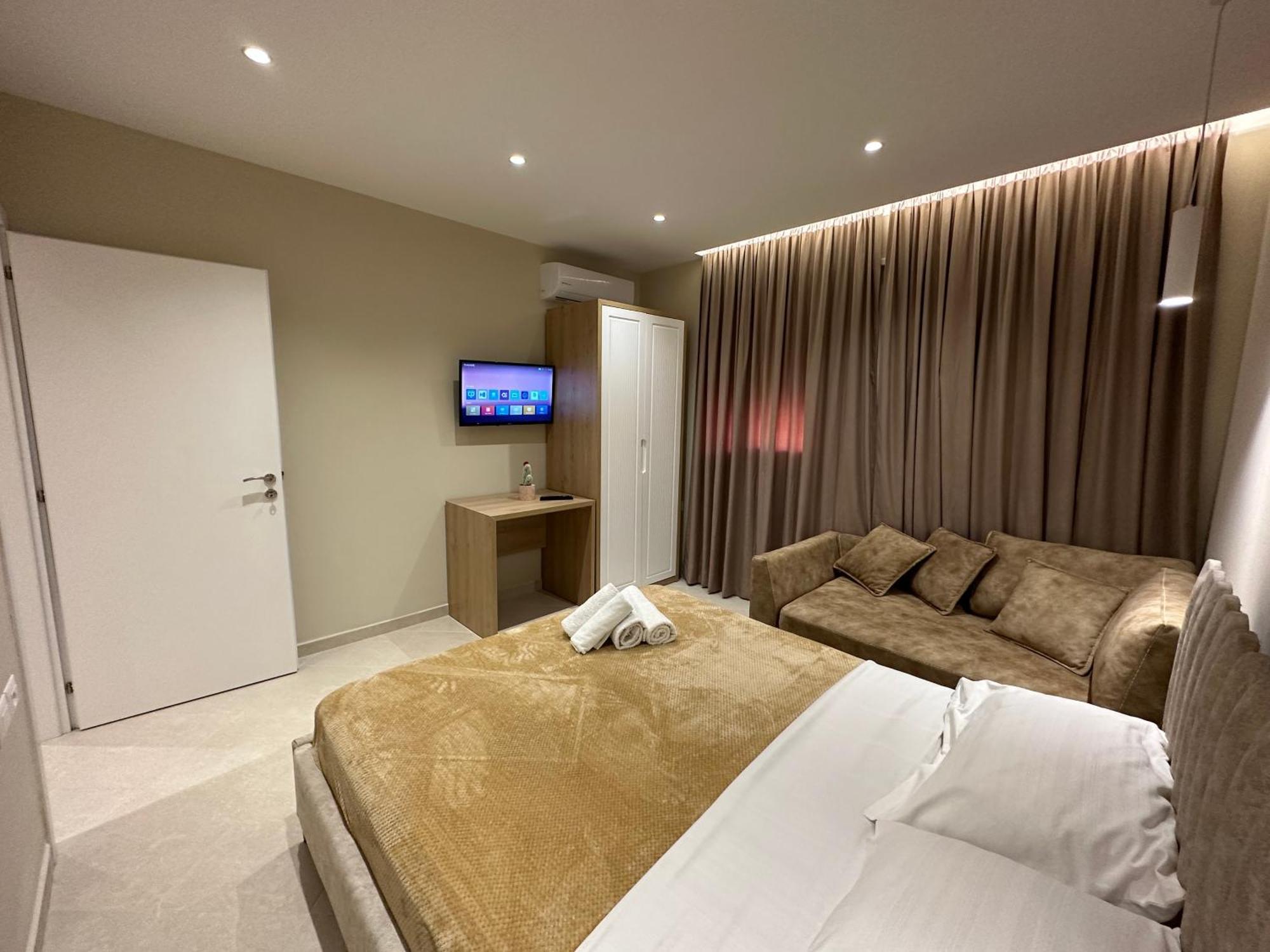 Beachfront Apartment With Balcony Vlore Luaran gambar