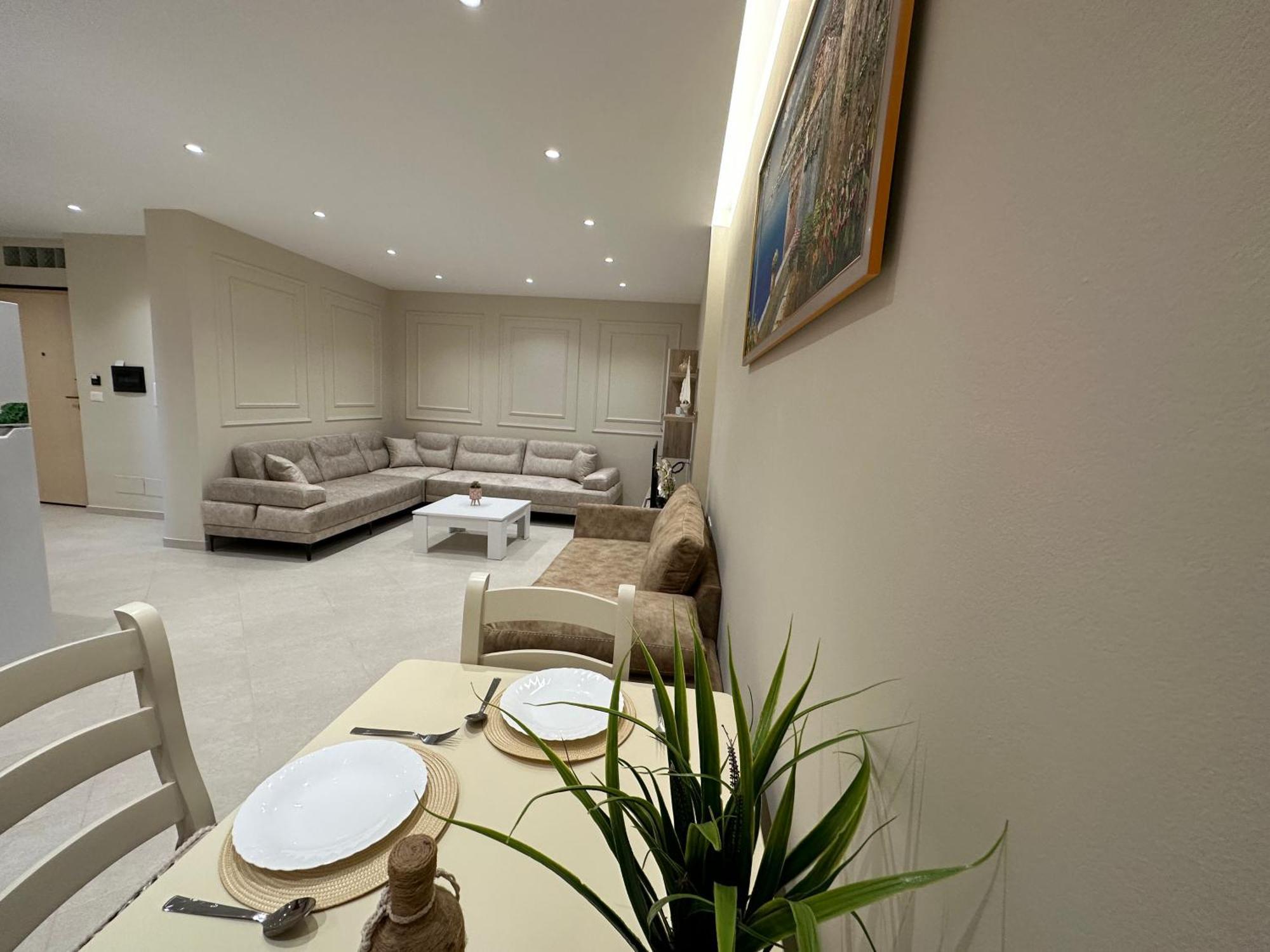 Beachfront Apartment With Balcony Vlore Luaran gambar