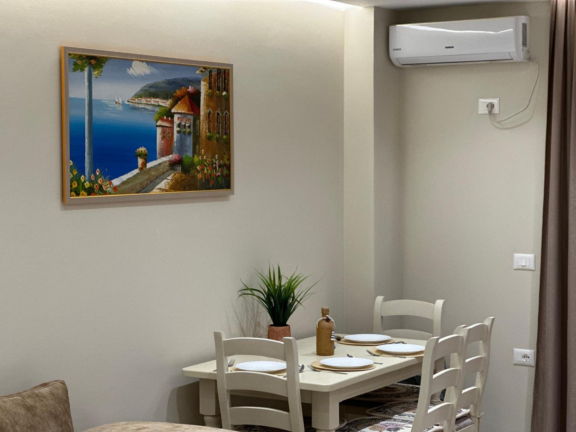 Beachfront Apartment With Balcony Vlore Luaran gambar