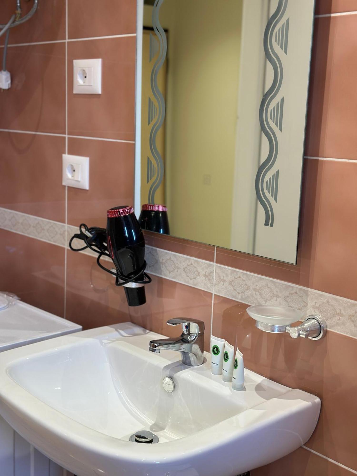 Beachfront Apartment With Balcony Vlore Luaran gambar