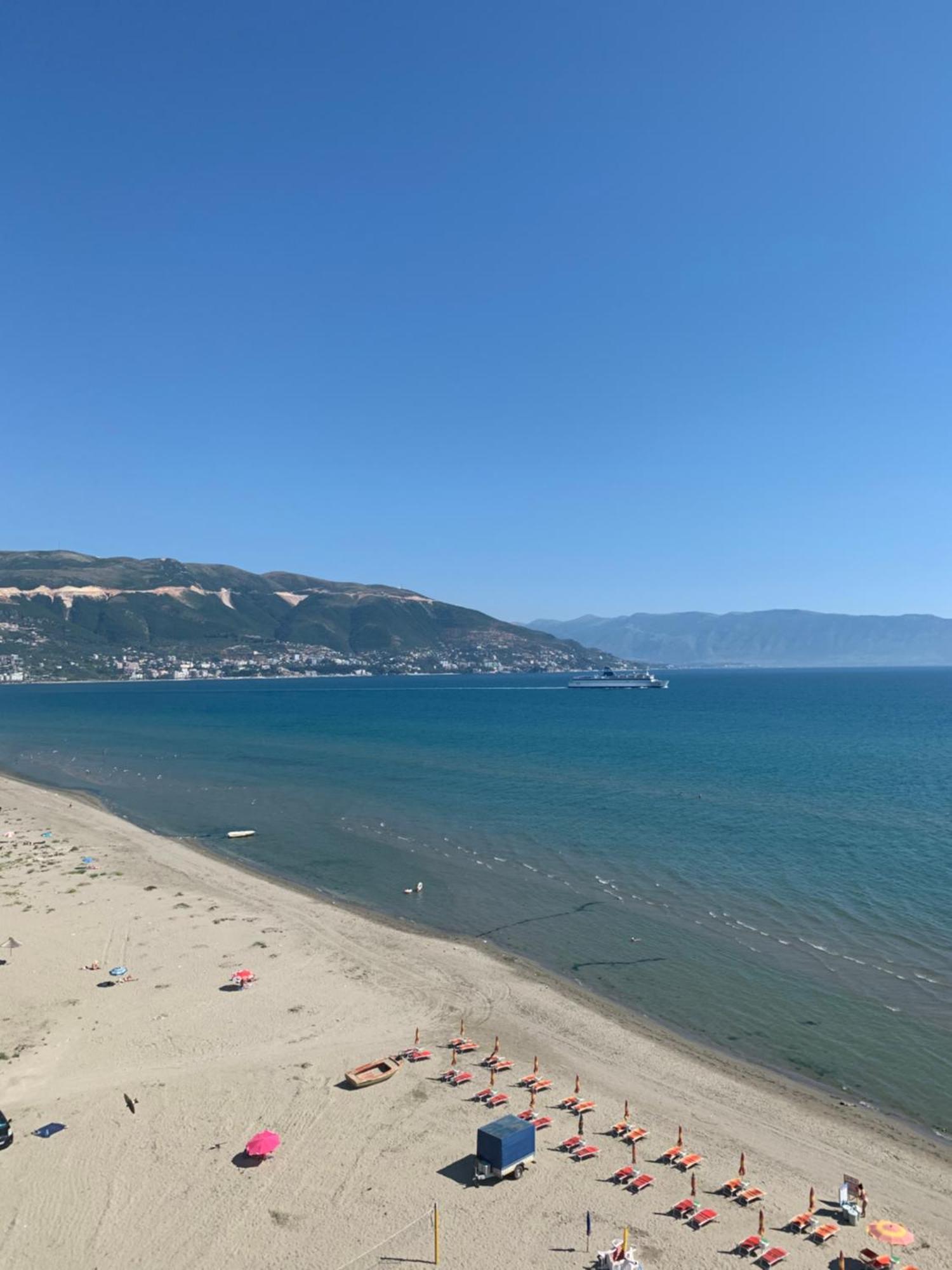 Beachfront Apartment With Balcony Vlore Luaran gambar